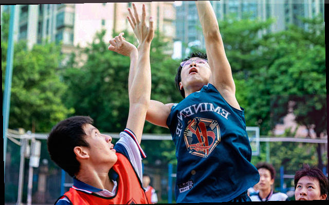 赛区分布与场次统计的抽象柱状与环形图形，颜色限定在冷调蓝绿范围内